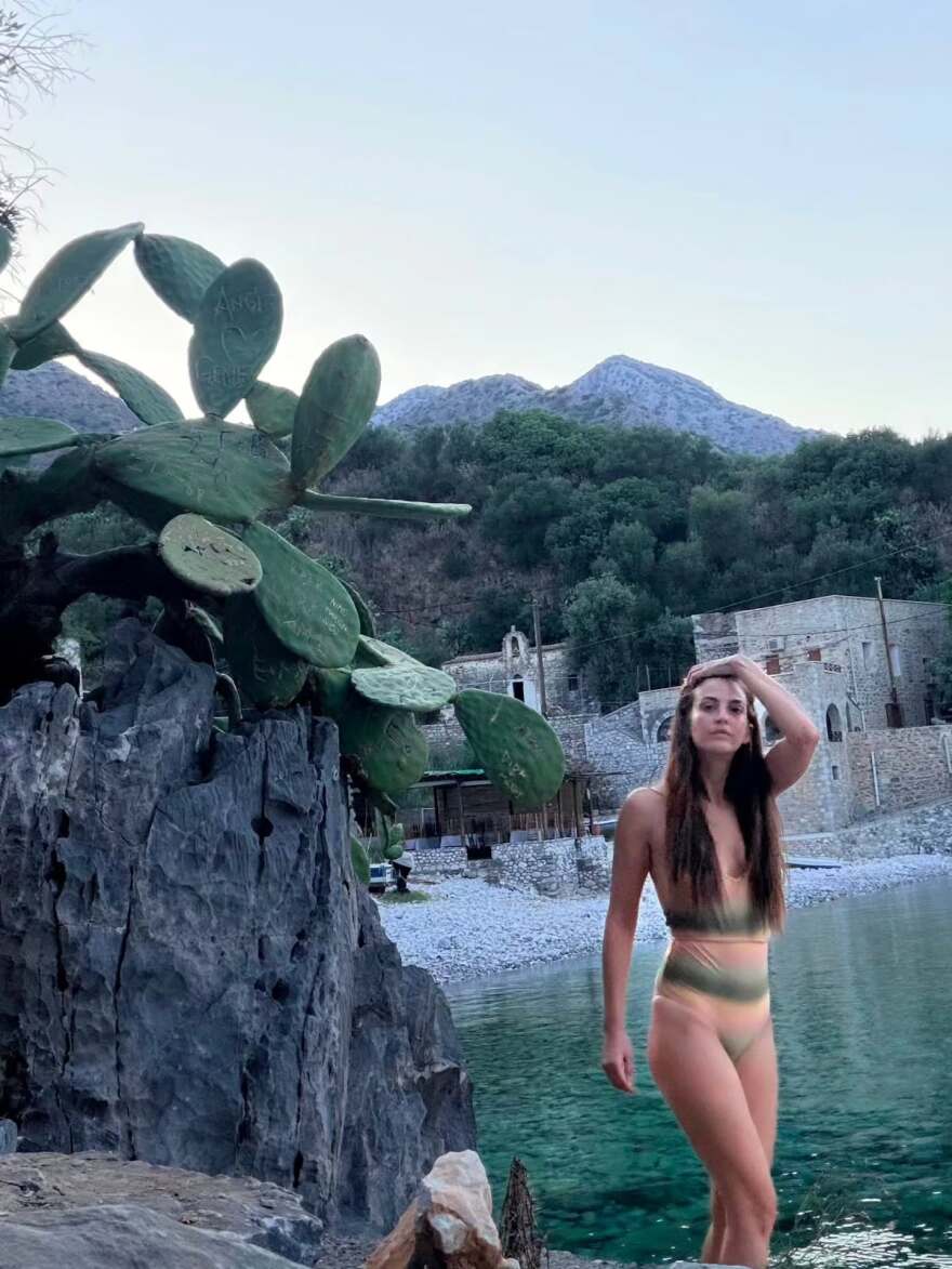Η Αναστασία Παντούση ανέβασε φωτογραφίες με ολόσωμο μαγιό από τις διακοπές της: Δεν σ' αλλάζω με καμία εποχή καλοκαιράκι μου