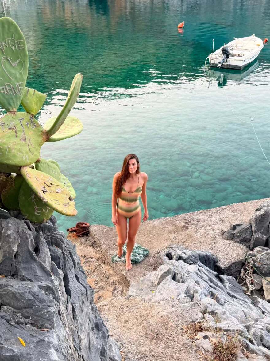 Η Αναστασία Παντούση ανέβασε φωτογραφίες με ολόσωμο μαγιό από τις διακοπές της: Δεν σ' αλλάζω με καμία εποχή καλοκαιράκι μου