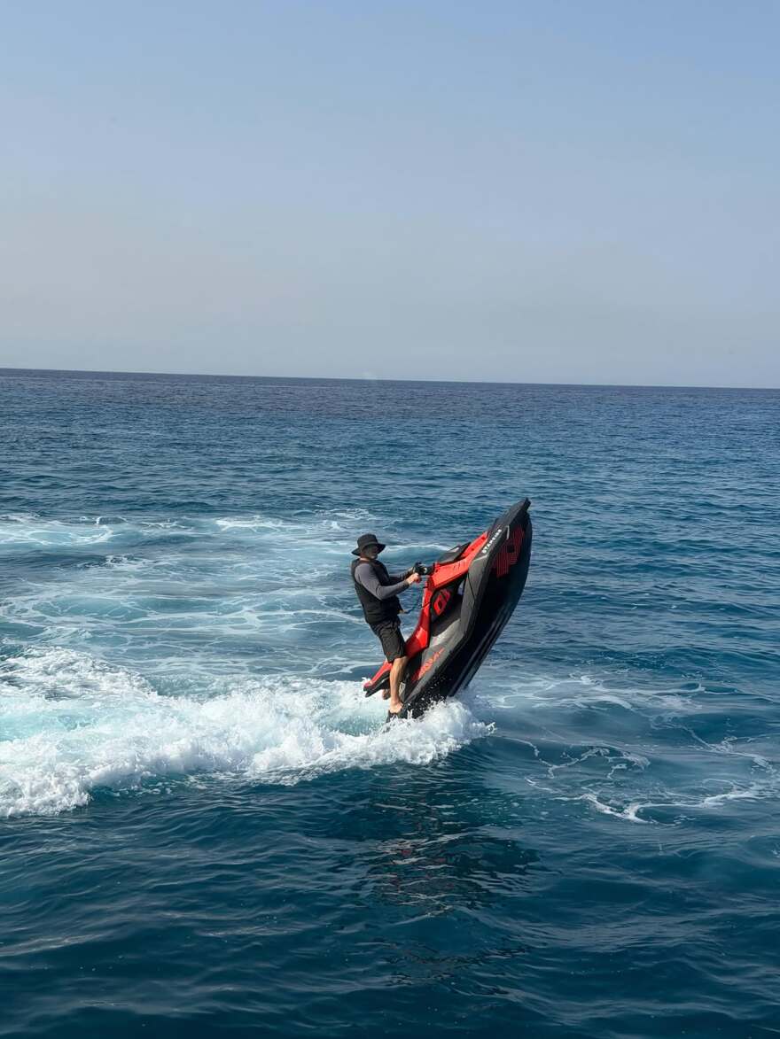 Ο Τζέισον Στέιθαμ αγκαλιά με τη Ρόζι Χάντινγκτον στην παραλία, οι φωτογραφίες από τις διακοπές σε γιοτ και τα θαλάσσια σπορ