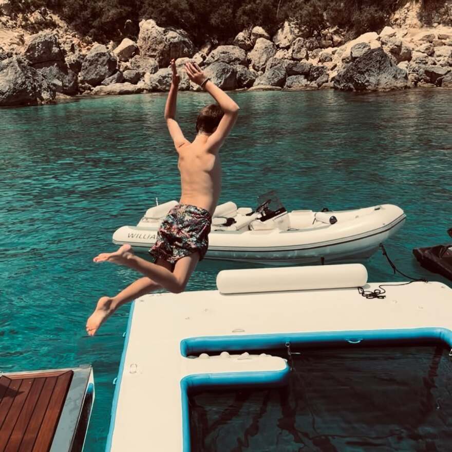 Ο Τζέισον Στέιθαμ αγκαλιά με τη Ρόζι Χάντινγκτον στην παραλία, οι φωτογραφίες από τις διακοπές σε γιοτ και τα θαλάσσια σπορ