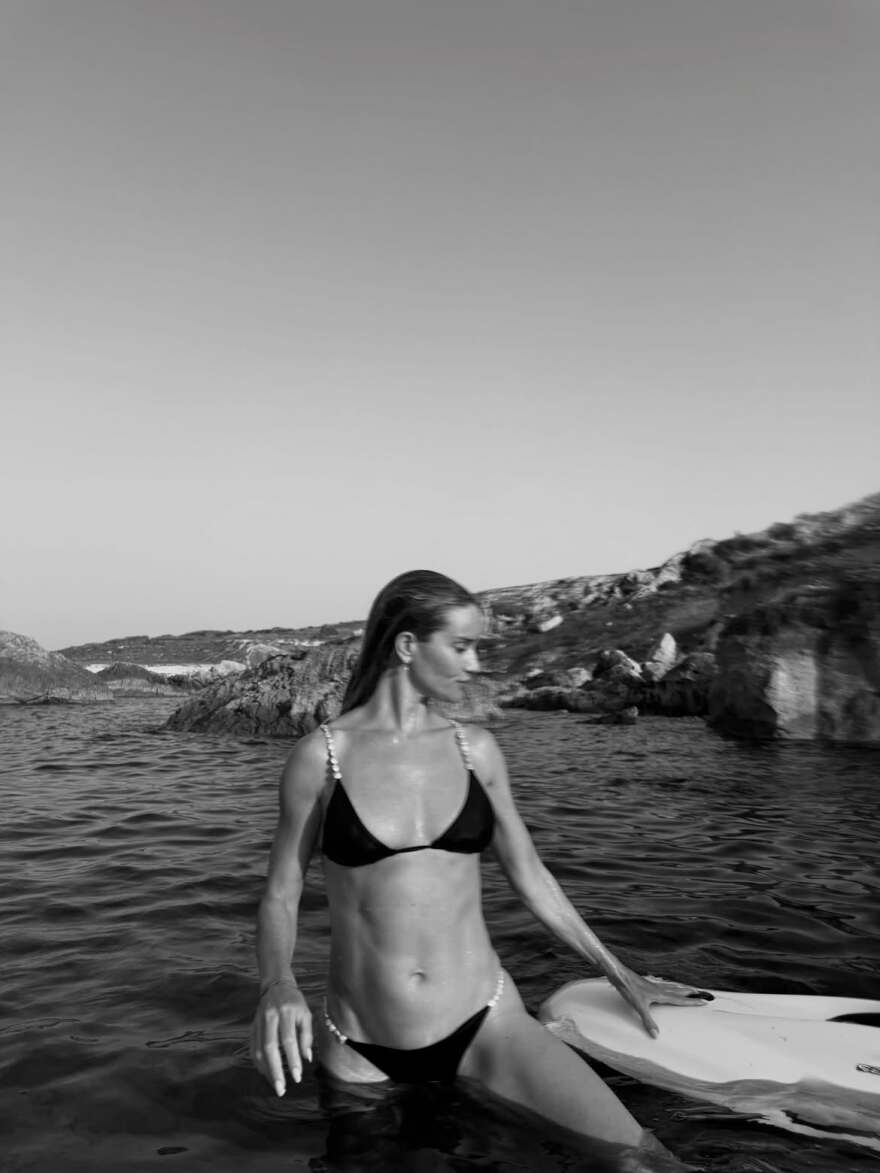 Ο Τζέισον Στέιθαμ αγκαλιά με τη Ρόζι Χάντινγκτον στην παραλία, οι φωτογραφίες από τις διακοπές σε γιοτ και τα θαλάσσια σπορ