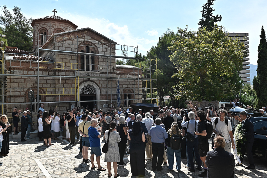 Το τελευταίο αντίο στη σπουδαία τραγουδίστρια Μαίρη Λίντα, δείτε βίντεο και φωτογραφίες