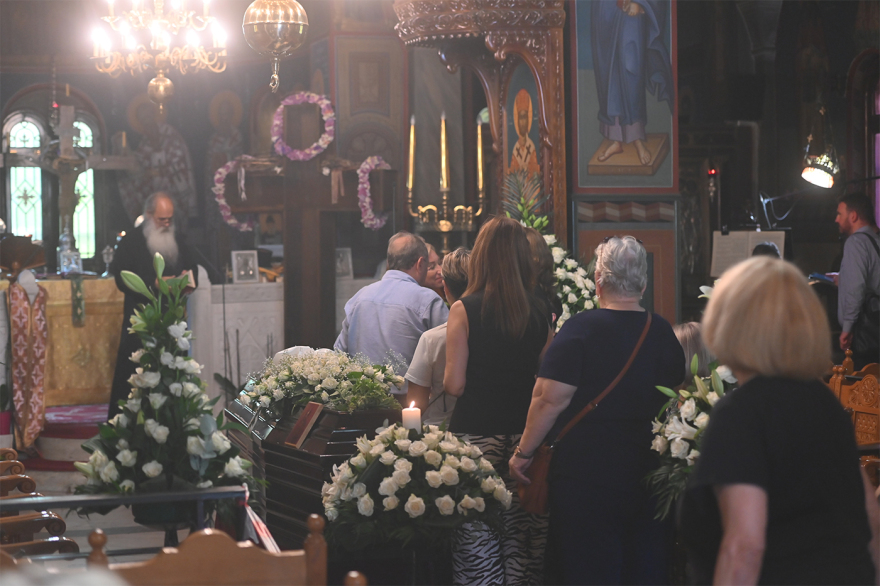 Το τελευταίο αντίο στη σπουδαία τραγουδίστρια Μαίρη Λίντα, δείτε βίντεο και φωτογραφίες