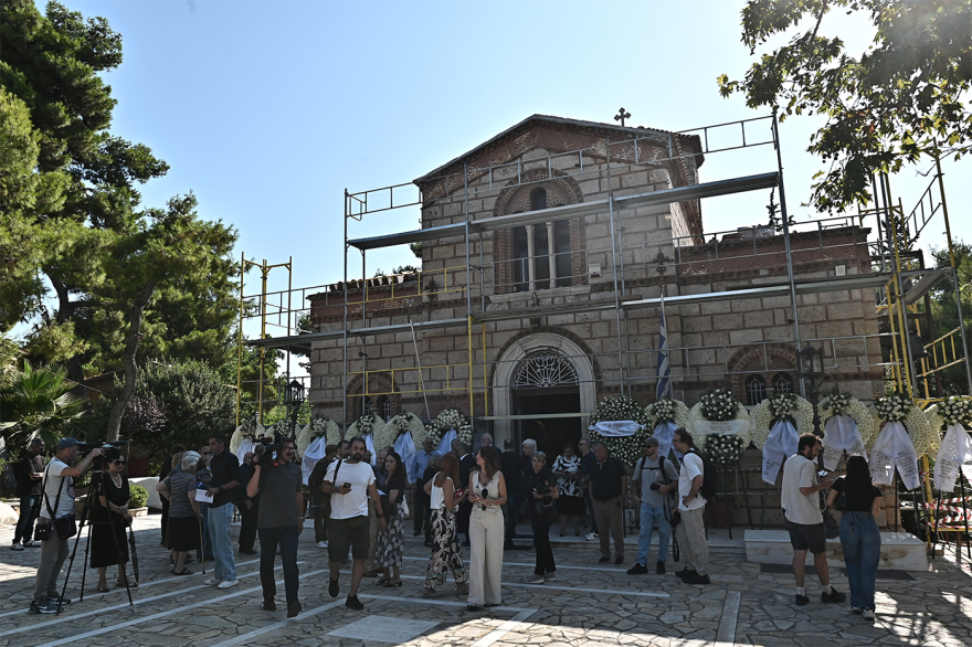 Το τελευταίο αντίο στη σπουδαία τραγουδίστρια Μαίρη Λίντα, δείτε βίντεο και φωτογραφίες
