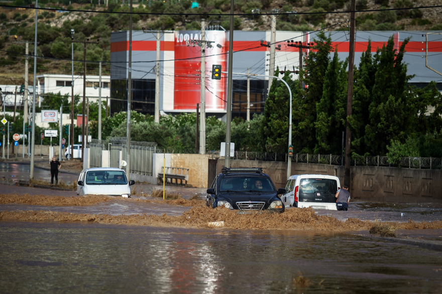 Πλημμύρισε η λεωφόρος ΝΑΤΟ από το μπουρίνι στην Αττική, εγκλωβίστηκαν οδηγοί - Δείτε φωτογραφίες
