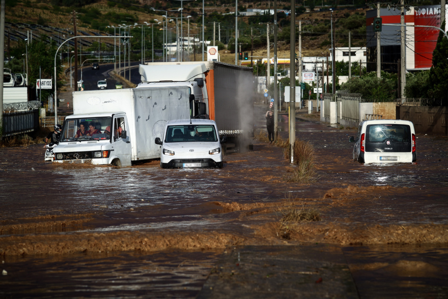 Πλημμύρισε η λεωφόρος ΝΑΤΟ από το μπουρίνι στην Αττική, εγκλωβίστηκαν οδηγοί - Δείτε φωτογραφίες