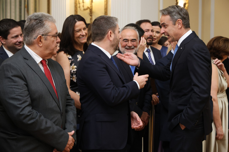 Τα παραλειπόμενα από το Προεδρικό: Οι διάλογοι των αρχηγών, οι «εκλογές τον Μάιο» και τα χαμόγελα Μητσοτάκη-Ανδρουλάκη, δείτε βίντεο και φωτογραφίες