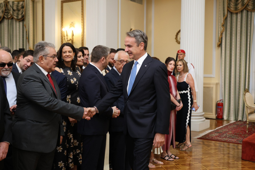 Τα παραλειπόμενα από το Προεδρικό: Οι διάλογοι των αρχηγών, οι «εκλογές τον Μάιο» και τα χαμόγελα Μητσοτάκη-Ανδρουλάκη, δείτε βίντεο και φωτογραφίες