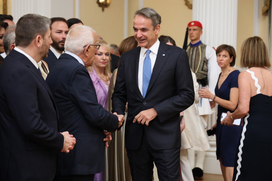 Τα παραλειπόμενα από το Προεδρικό: Οι διάλογοι των αρχηγών, οι «εκλογές τον Μάιο» και τα χαμόγελα Μητσοτάκη-Ανδρουλάκη, δείτε βίντεο και φωτογραφίες