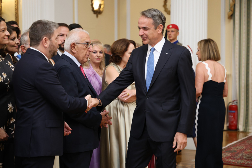 Τα παραλειπόμενα από το Προεδρικό: Οι διάλογοι των αρχηγών, οι «εκλογές τον Μάιο» και τα χαμόγελα Μητσοτάκη-Ανδρουλάκη, δείτε βίντεο και φωτογραφίες