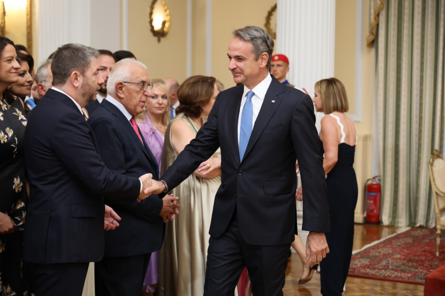 Τα παραλειπόμενα από το Προεδρικό: Οι διάλογοι των αρχηγών, οι «εκλογές τον Μάιο» και τα χαμόγελα Μητσοτάκη-Ανδρουλάκη, δείτε βίντεο και φωτογραφίες