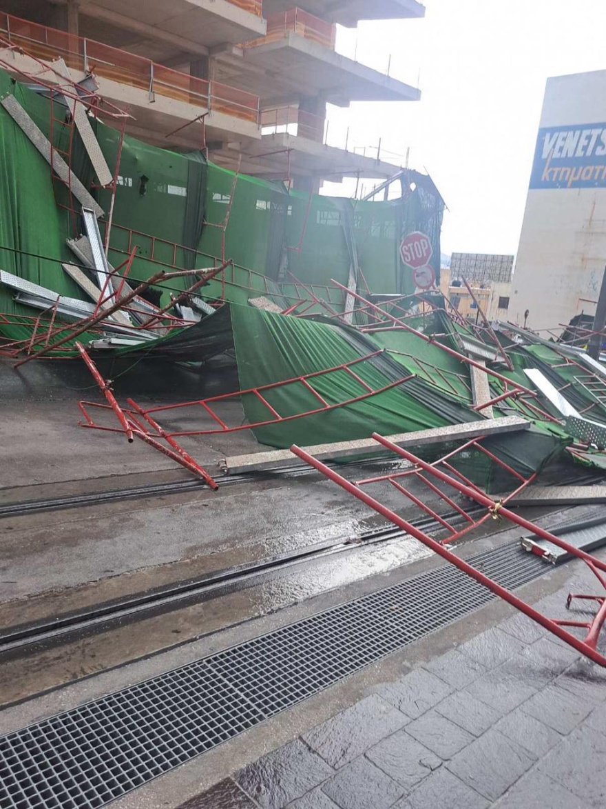 Μπουρίνι χτύπησε την Αθήνα, κλειστή η Πειραιώς σε Χαμοστέρνας και Πέτρου Ράλλη - Σε εξέλιξη η κακοκαιρία σε όλη τη χώρα, έχουν πέσει πάνω από 112.000 κεραυνοί 