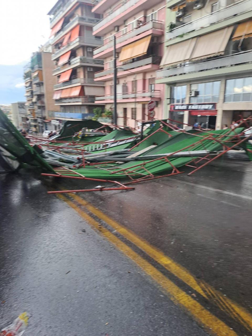 Μπουρίνι χτύπησε την Αθήνα, κλειστή η Πειραιώς σε Χαμοστέρνας και Πέτρου Ράλλη - Σε εξέλιξη η κακοκαιρία σε όλη τη χώρα, έχουν πέσει πάνω από 112.000 κεραυνοί 
