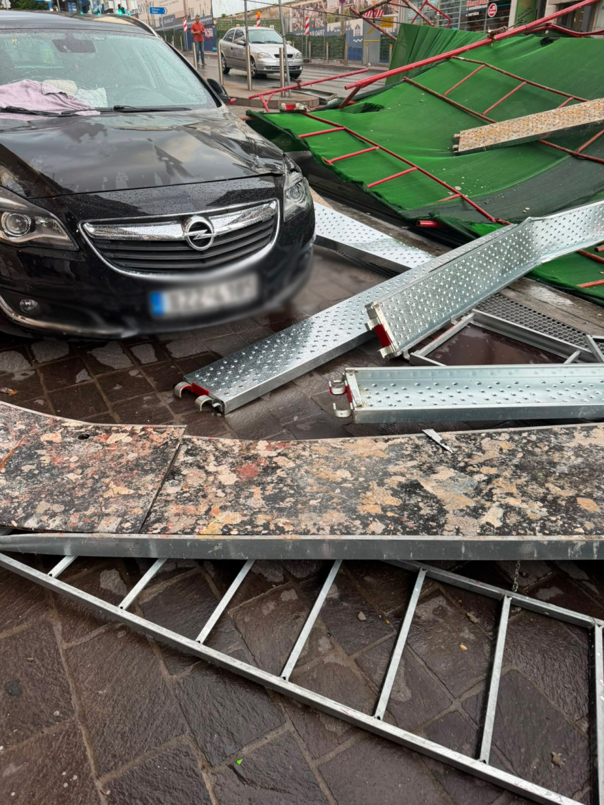 Κατέρρευσε σκαλωσιά πολυκατοικίας από την κακοκαιρία στον Πειραιά, δείτε βίντεο και φωτογραφίες