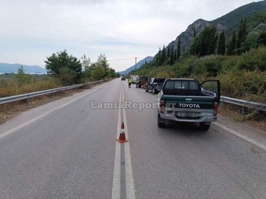 Τροχαίο σε παράδρομο της εθνικής οδού στη Φθιώτιδα: Ηλικιωμένος οδηγός έπεσε σε αγροτικό που έκανε εργασίες