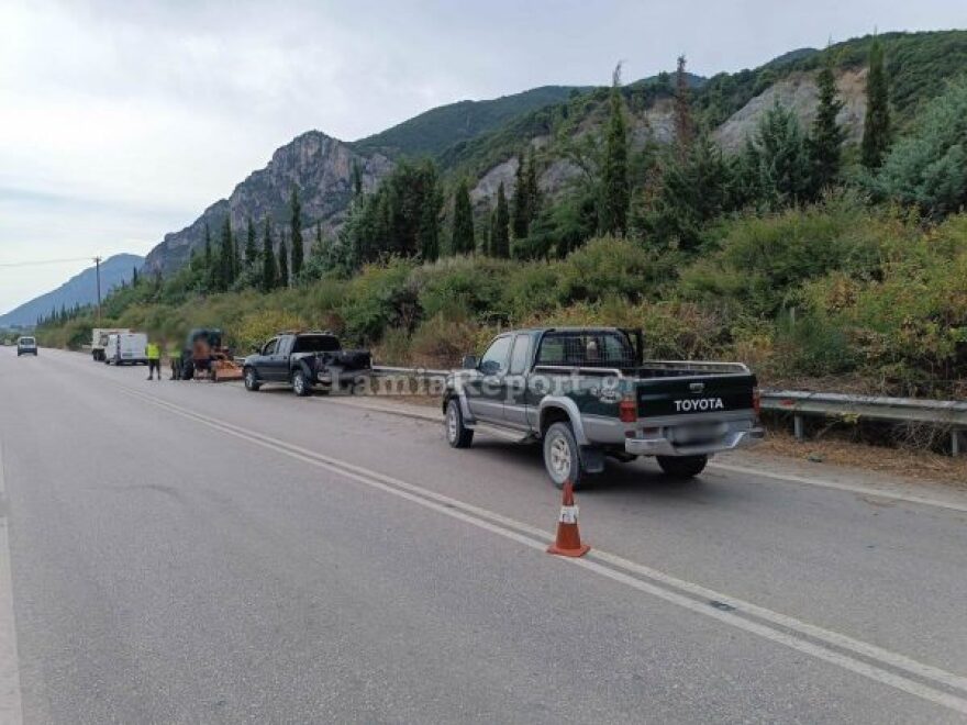 Τροχαίο σε παράδρομο της εθνικής οδού στη Φθιώτιδα: Ηλικιωμένος οδηγός έπεσε σε αγροτικό που έκανε εργασίες