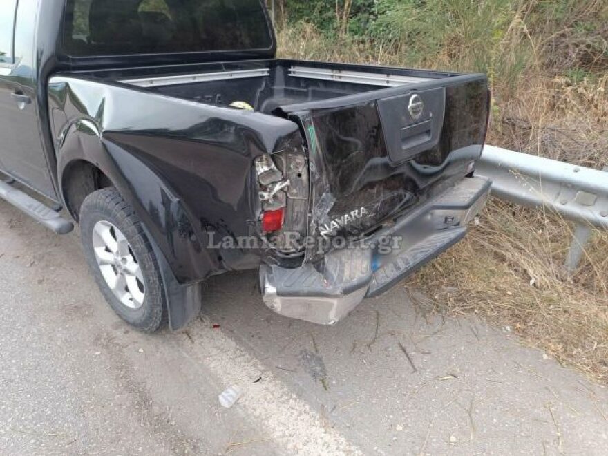 Τροχαίο σε παράδρομο της εθνικής οδού στη Φθιώτιδα: Ηλικιωμένος οδηγός έπεσε σε αγροτικό που έκανε εργασίες