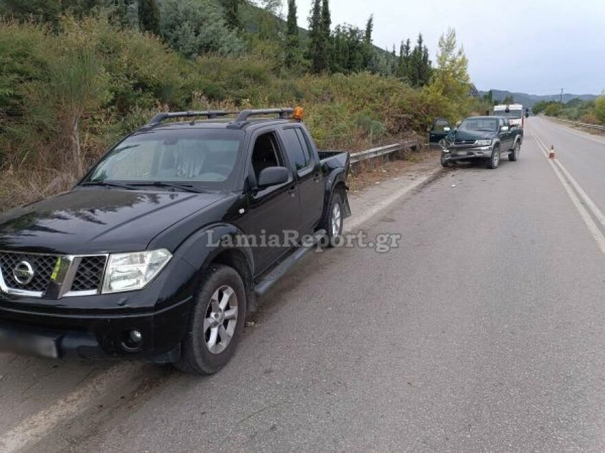 Τροχαίο σε παράδρομο της εθνικής οδού στη Φθιώτιδα: Ηλικιωμένος οδηγός έπεσε σε αγροτικό που έκανε εργασίες