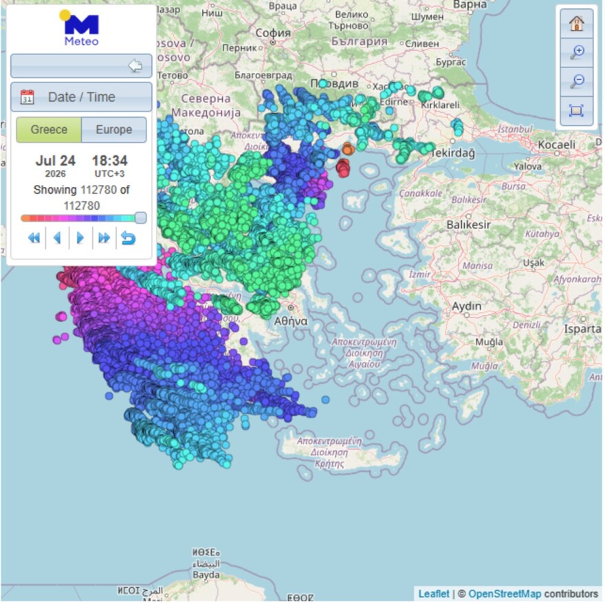Σε εξέλιξη η κακοκαιρία με καταιγίδες, χαλάζι και 100.000 κεραυνούς: Μπουρίνι στην Αθήνα, πλημμύρες και ζημιές στη Φθιώτιδα, υδροστρόβιλοι στη Χαλκιδική