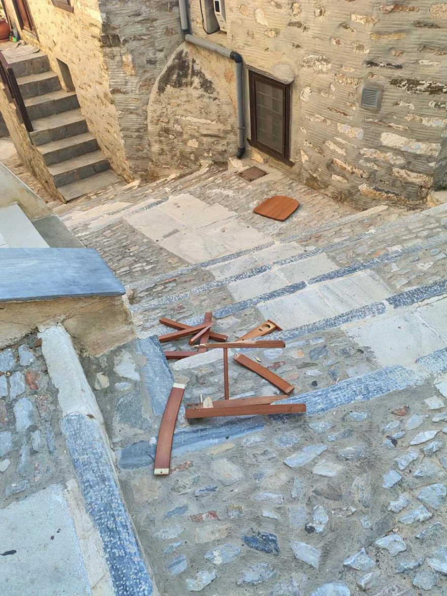 Το σπίτι όπου έγινε η φονική επίθεση στη διασώστρια του ΕΚΑΒ στη Σύρο και η καρέκλα που πέταξε ο 41χρονος: Η ΕΛΑΣ εξετάζει καρέ-καρέ τα βίντεο