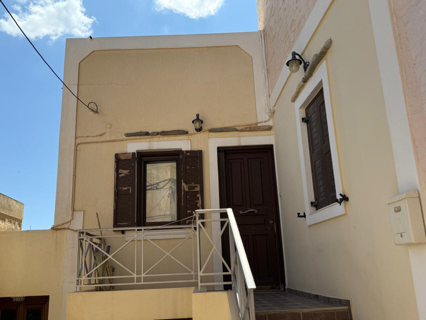 Το σπίτι όπου έγινε η φονική επίθεση στη διασώστρια του ΕΚΑΒ στη Σύρο και η καρέκλα που πέταξε ο 41χρονος: Η ΕΛΑΣ εξετάζει καρέ-καρέ τα βίντεο