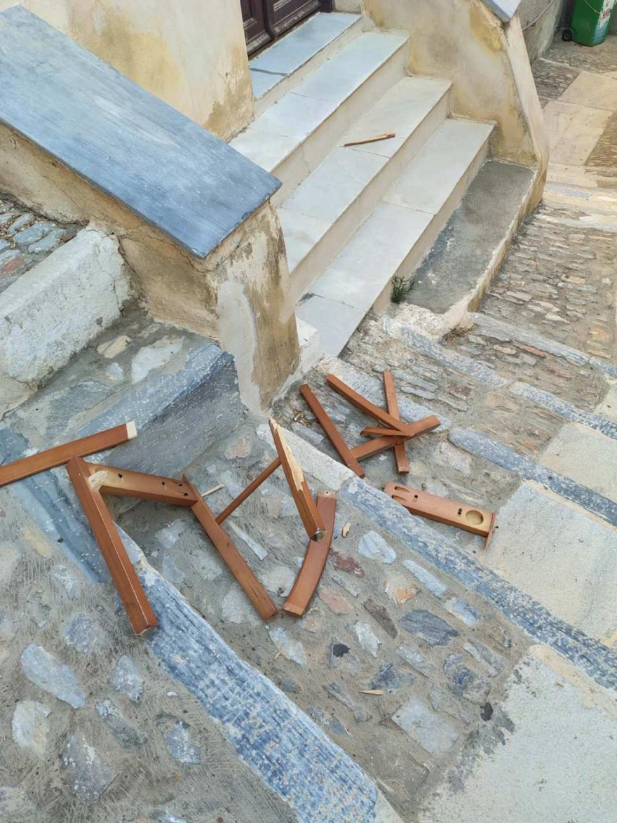Το σπίτι όπου έγινε η φονική επίθεση στη διασώστρια του ΕΚΑΒ στη Σύρο και η καρέκλα που πέταξε ο 41χρονος: Η ΕΛΑΣ εξετάζει καρέ-καρέ τα βίντεο