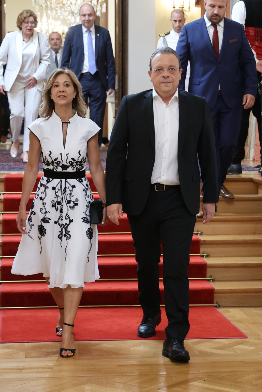 Οι εντυπωσιακές εμφανίσεις στο Προεδρικό Μέγαρο: Οι κυρίες που ψήφισαν κλασικό μαύρο, οι «ρομαντικές» επιλογές και το μοναδικό κουστούμι