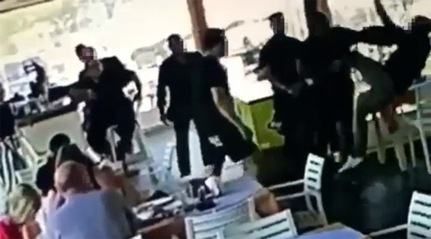 Βίντεο: Μέλος της μαφίας των Χανίων ξυλοκοπεί άγρια άνδρα μέσα σε εστιατόριο μπροστά σε πελάτες που παρακολουθούν τρομοκρατημένοι 