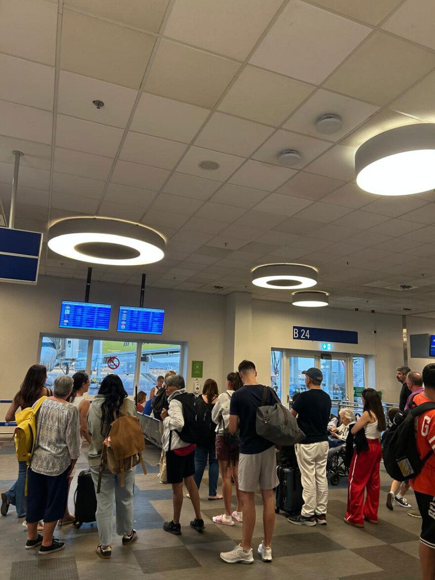 Ταλαιπωρία χωρίς τέλος στο αεροδρόμιο της Αθήνας: Καθεστώς οι καθυστερήσεις που ξεπερνούν ακόμη και τη μιάμιση ώρα, δείτε εικόνες