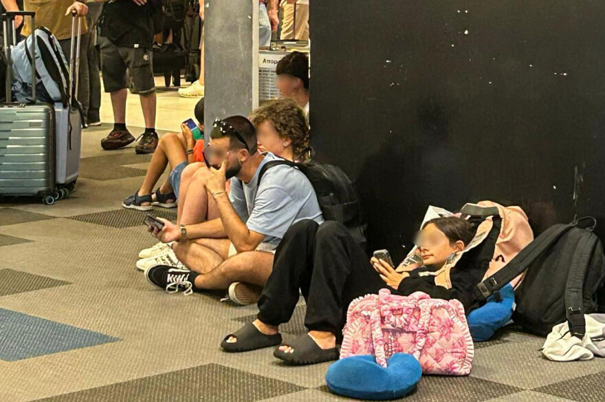 Ταλαιπωρία χωρίς τέλος στο αεροδρόμιο της Αθήνας: Καθεστώς οι καθυστερήσεις που ξεπερνούν ακόμη και τη μιάμιση ώρα, δείτε εικόνες
