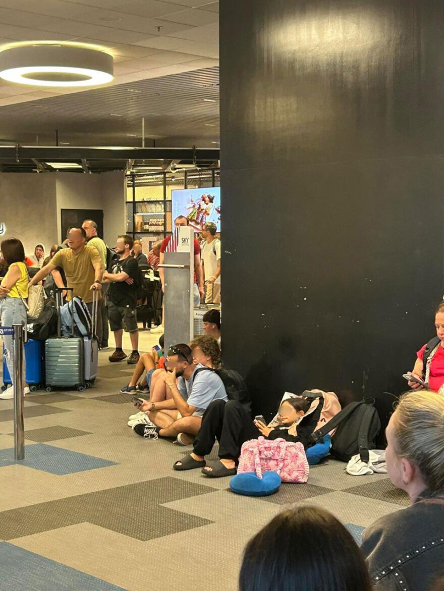 Ταλαιπωρία χωρίς τέλος στο αεροδρόμιο της Αθήνας: Καθεστώς οι καθυστερήσεις που ξεπερνούν ακόμη και τη μιάμιση ώρα, δείτε εικόνες