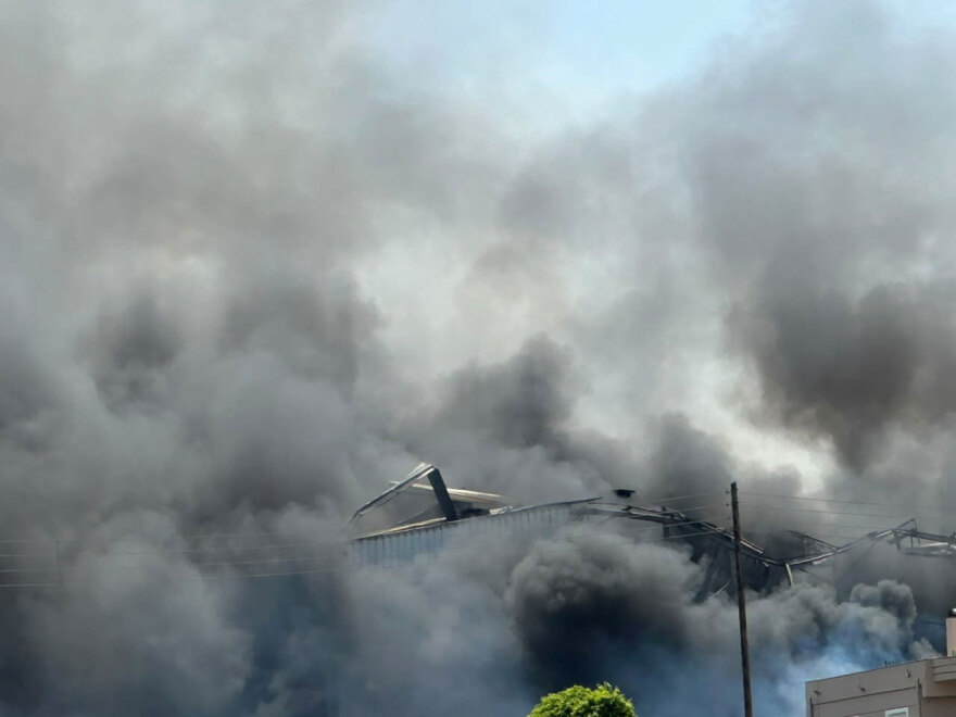 Νεκρός 25χρονος στη μεγάλη πυρκαγιά σε εργοστάσιο στην Κόρινθo που ξέσπασε μετά από έκρηξη