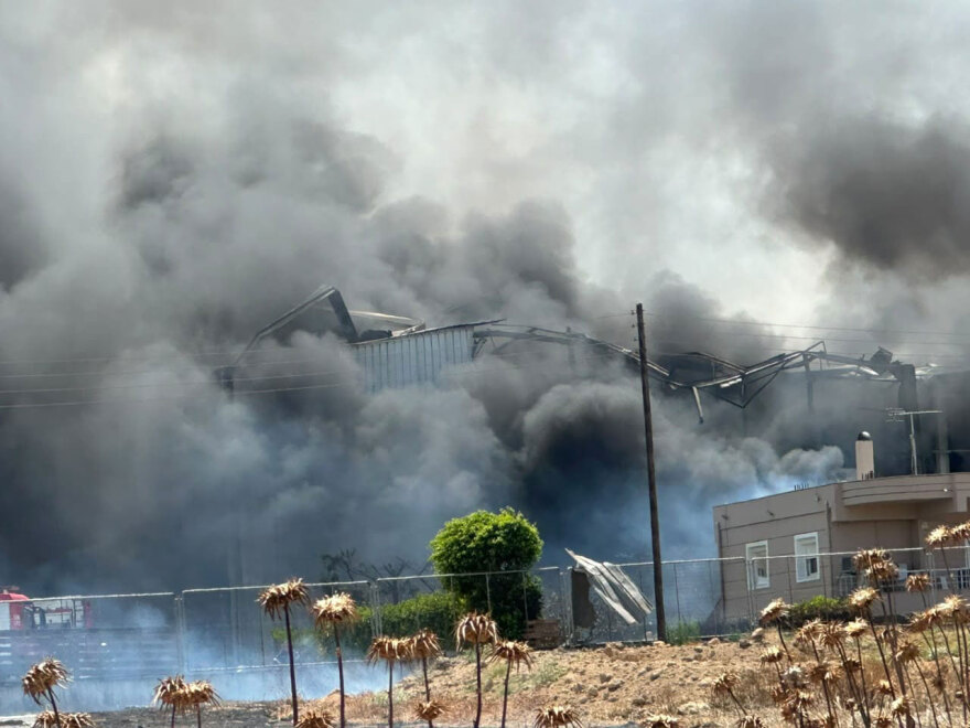Νεκρός 25χρονος στη μεγάλη πυρκαγιά σε εργοστάσιο στην Κόρινθo που ξέσπασε μετά από έκρηξη