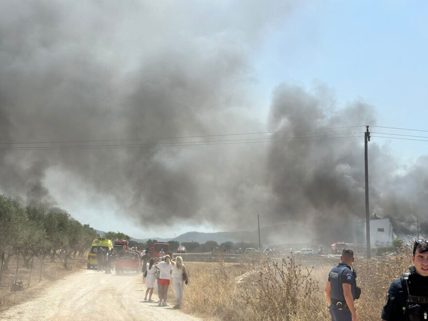 Νεκρός 25χρονος στη μεγάλη πυρκαγιά σε εργοστάσιο στην Κόρινθo που ξέσπασε μετά από έκρηξη