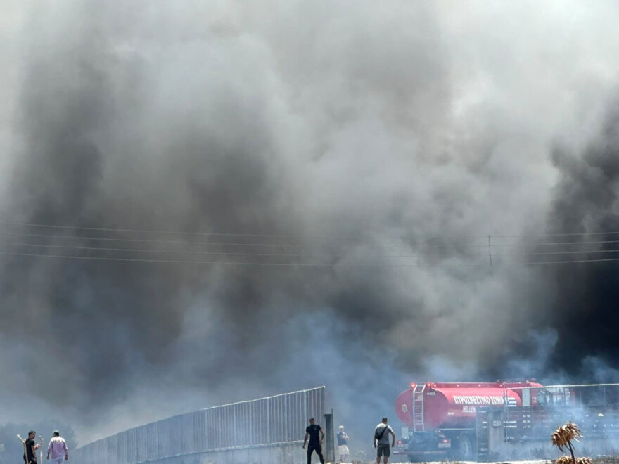 Νεκρός 25χρονος στη μεγάλη πυρκαγιά σε εργοστάσιο στην Κόρινθo που ξέσπασε μετά από έκρηξη