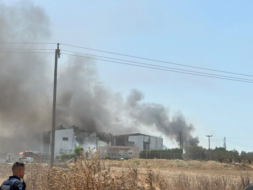 Νεκρός 25χρονος στη μεγάλη πυρκαγιά σε εργοστάσιο στην Κόρινθo που ξέσπασε μετά από έκρηξη