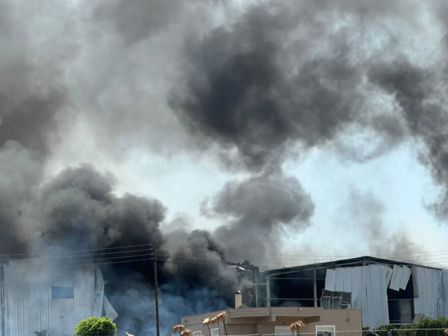 Νεκρός 25χρονος στη μεγάλη πυρκαγιά σε εργοστάσιο στην Κόρινθo που ξέσπασε μετά από έκρηξη
