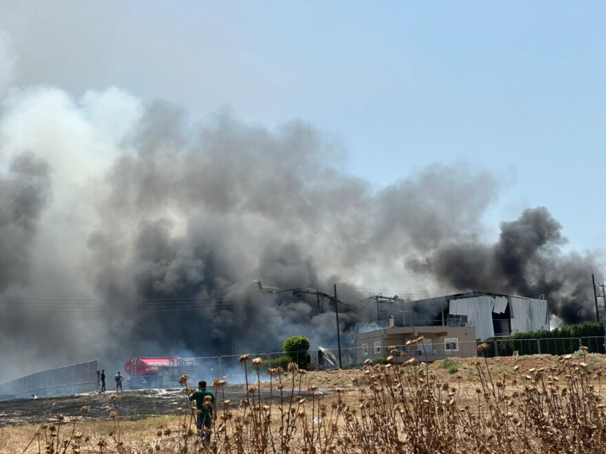 Νεκρός 25χρονος στη μεγάλη πυρκαγιά σε εργοστάσιο στην Κόρινθo που ξέσπασε μετά από έκρηξη
