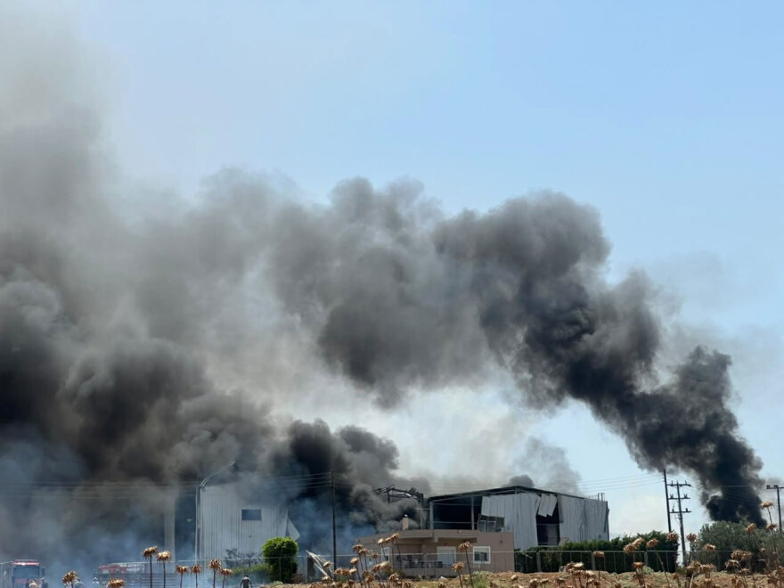 Νεκρός 25χρονος στη μεγάλη πυρκαγιά σε εργοστάσιο στην Κόρινθo που ξέσπασε μετά από έκρηξη