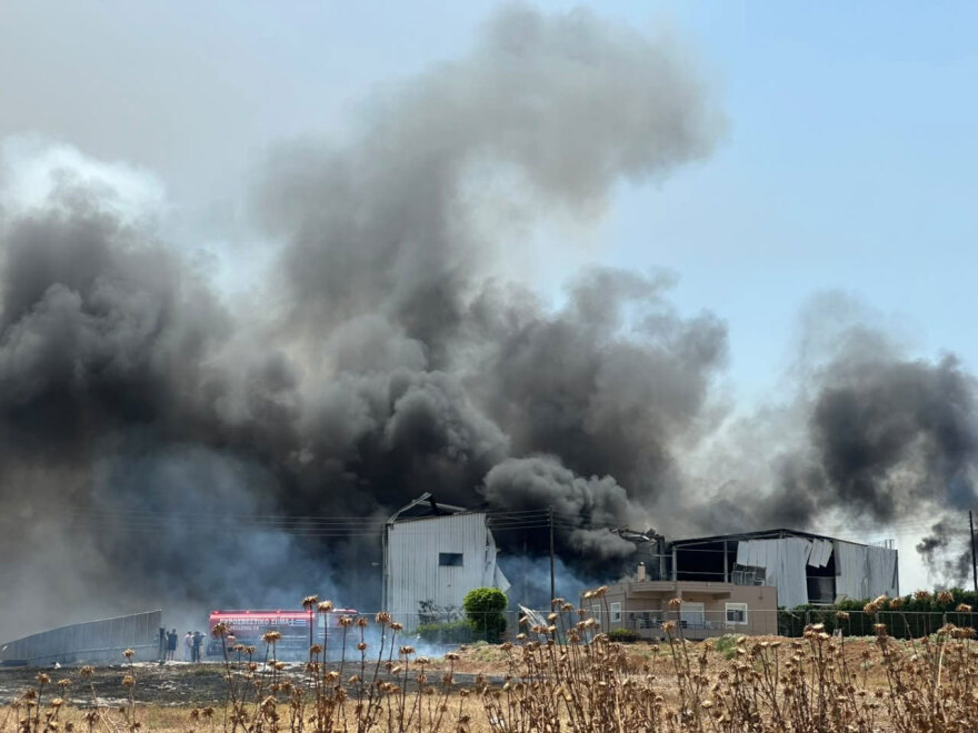 Νεκρός 25χρονος στη μεγάλη πυρκαγιά σε εργοστάσιο στην Κόρινθo που ξέσπασε μετά από έκρηξη