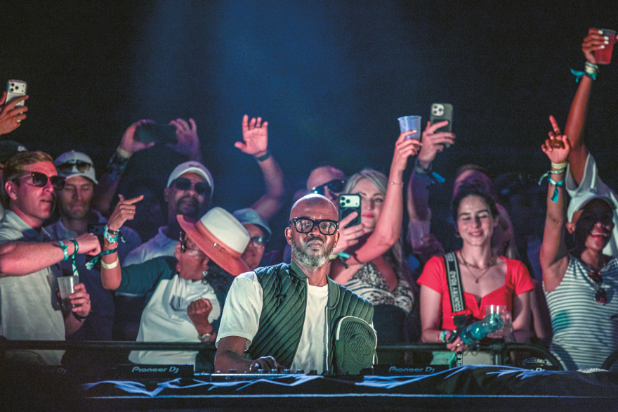Στα decks της Μυκόνου: Οι διάσημοι dj, οι αμοιβές τους και οι sold out ξέφρενες μέρες και νύχτες