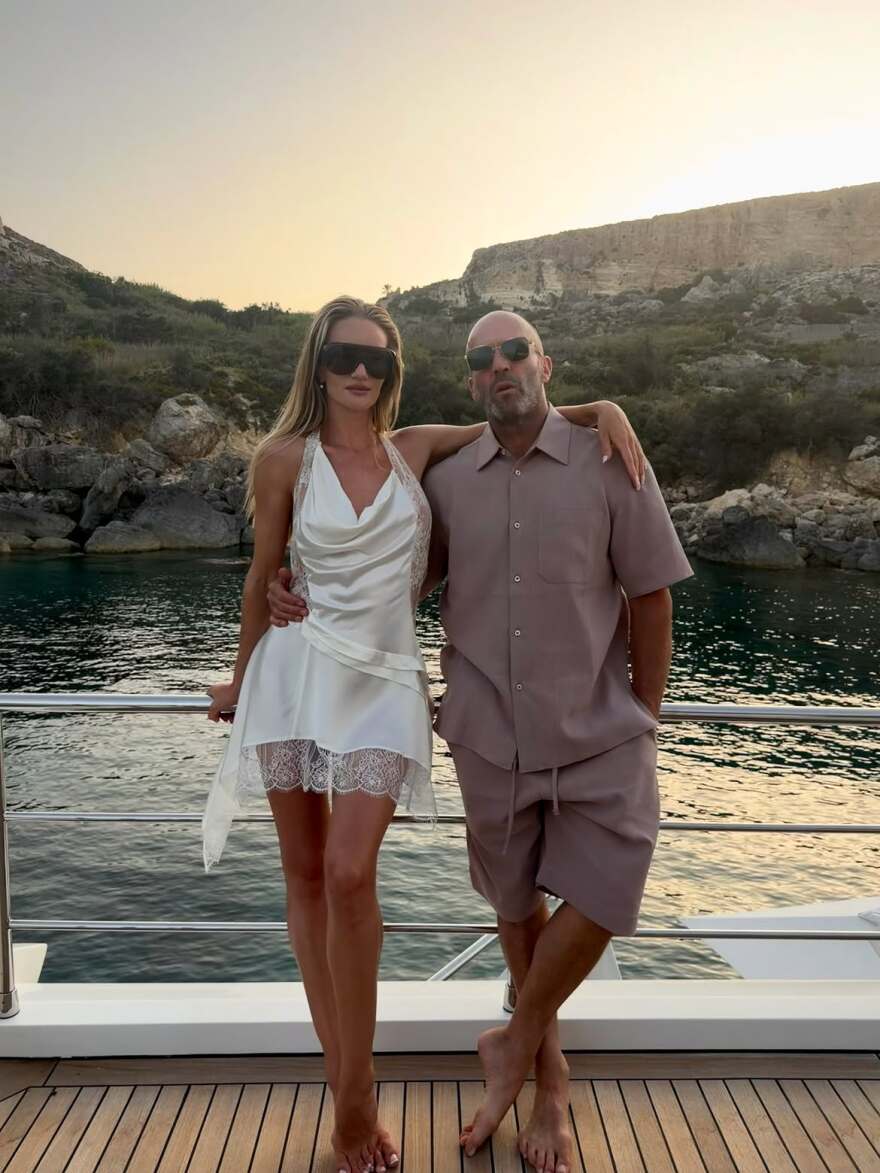 Η ανάρτηση της Ρόζι Χάντινγκτον για τα 59α γενέθλια του Τζέισον Στέιθαμ: Είσαι η καθημερινή μας έμπνευση, σ' αγαπάμε