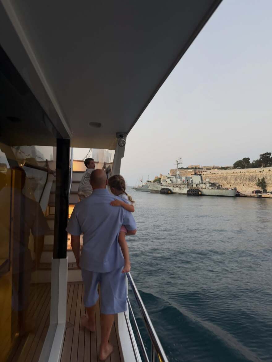 Η ανάρτηση της Ρόζι Χάντινγκτον για τα 59α γενέθλια του Τζέισον Στέιθαμ: Είσαι η καθημερινή μας έμπνευση, σ' αγαπάμε