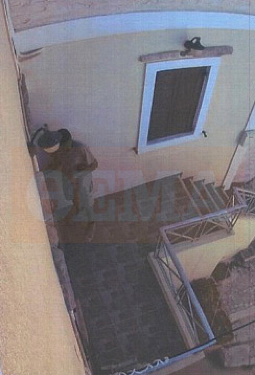 Βίντεο ντοκουμέντο από τη Σύρο: Η 41χρονη εισβάλλει μεταμφιεσμένη στο σπίτι του ζευγαριού, την καταδιώκει ο άνδρας και της πετάει καρέκλα