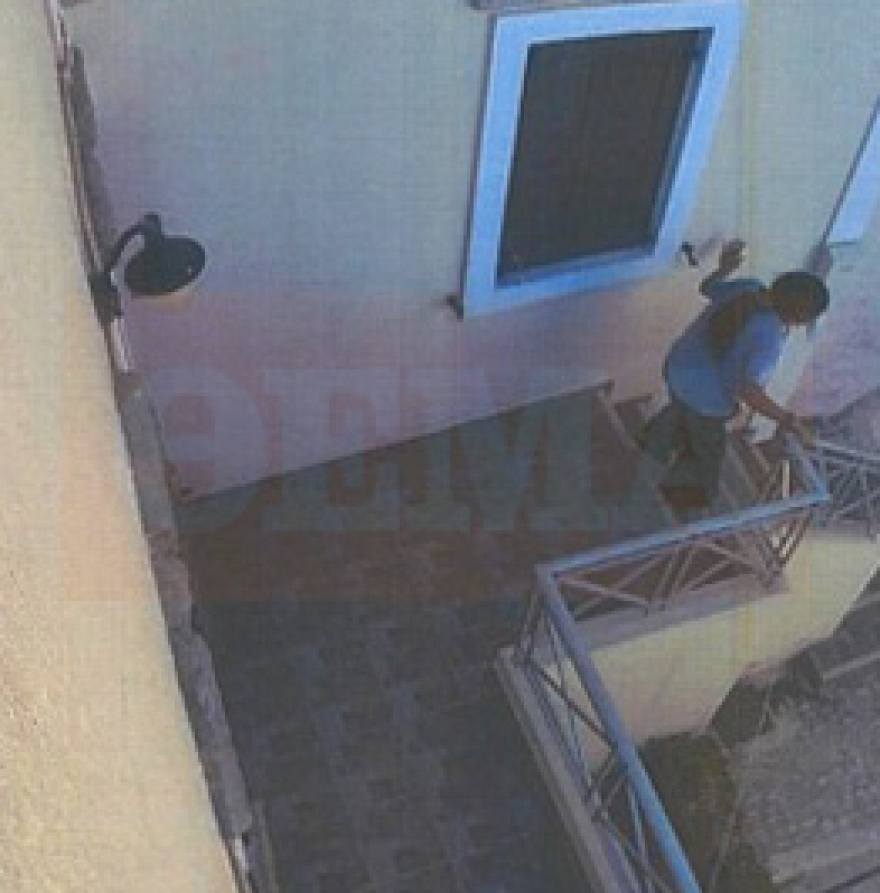 Βίντεο ντοκουμέντο από τη Σύρο: Η 41χρονη εισβάλλει μεταμφιεσμένη στο σπίτι του ζευγαριού, την καταδιώκει ο άνδρας και της πετάει καρέκλα