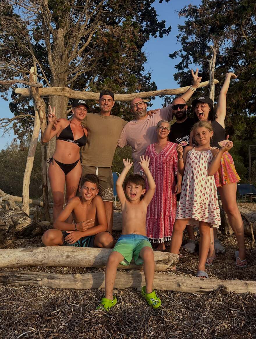 Ο Στέλιος Χανταμπάκης και η Όλγα Πηλιάκη έκαναν διακοπές στην Κέρκυρα μαζί με τα παιδιά τους, δείτε φωτογραφίες