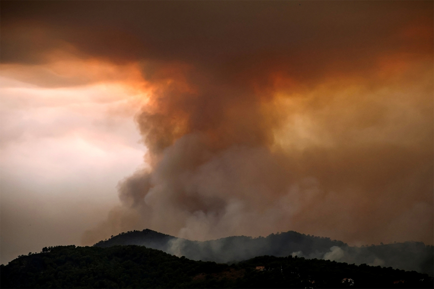 Συνεχίζεται η πρωτοφανής πύρινη κόλαση σε Γαλλία και Ισπανία: «Η φωτιά έγινε ξανά απρόβλεπτη», πάνω από 375.000 οι εκτοπισμένοι
