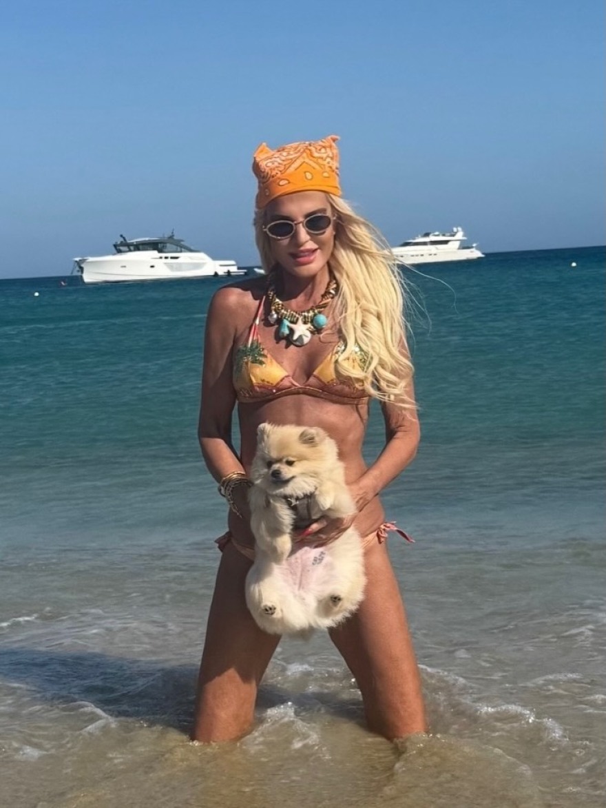 Ο χορός της Μαρίνας Σταυράκη σε beach bar της Μυκόνου και οι φωτογραφίες με μαγιό