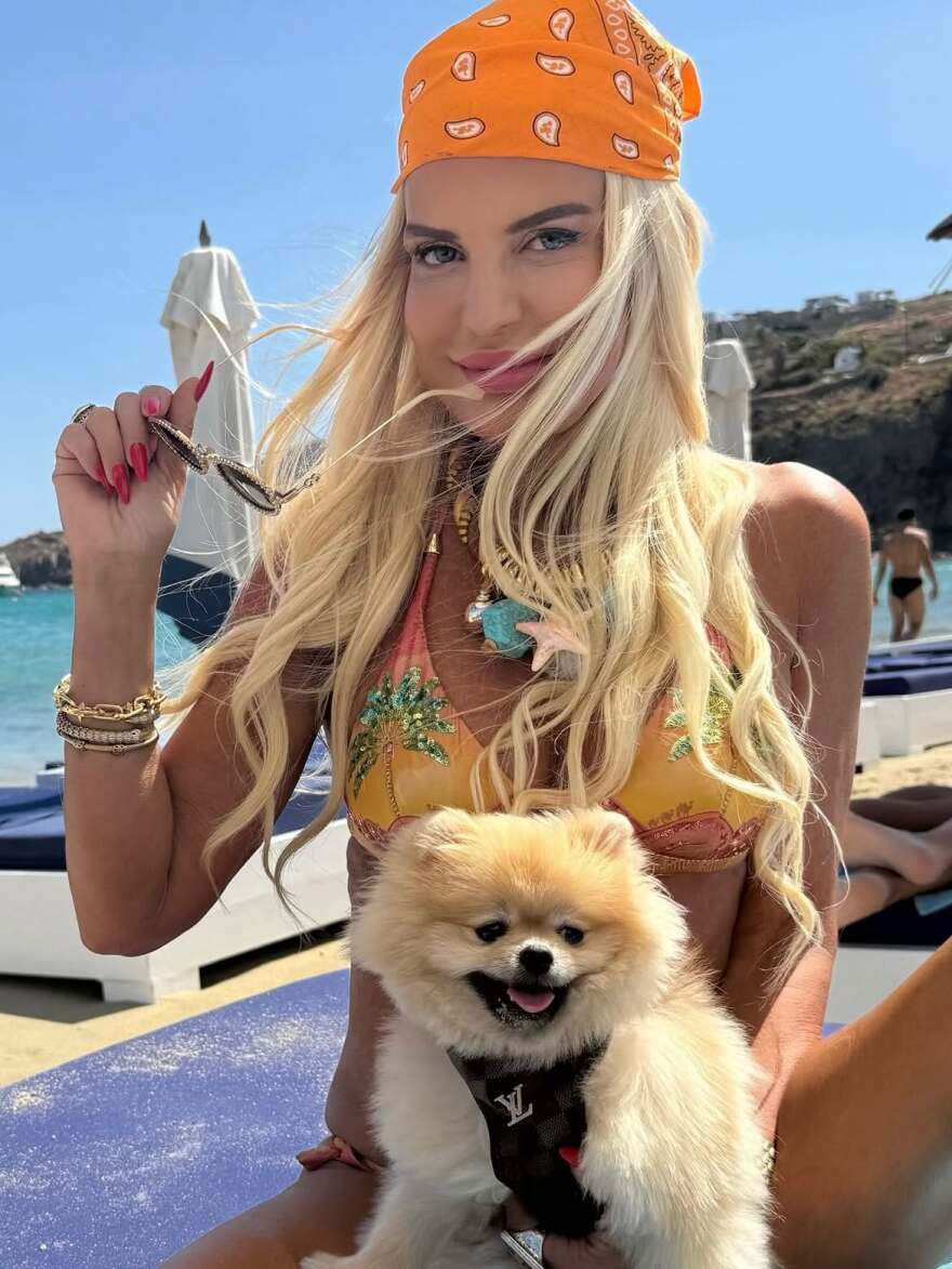Ο χορός της Μαρίνας Σταυράκη σε beach bar της Μυκόνου και οι φωτογραφίες με μαγιό