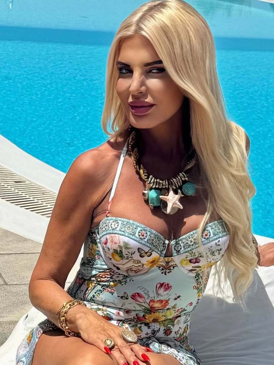 Ο χορός της Μαρίνας Σταυράκη σε beach bar της Μυκόνου και οι φωτογραφίες με μαγιό